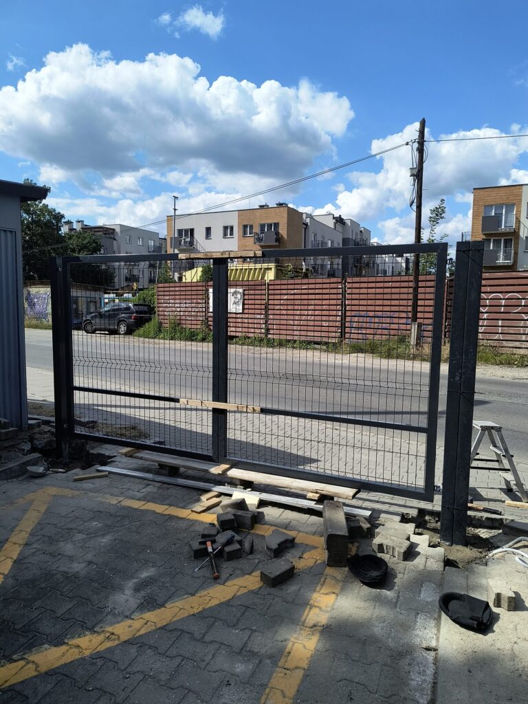 Brama wjazdowa z automatyką — realizacja Proeldom, Kraków