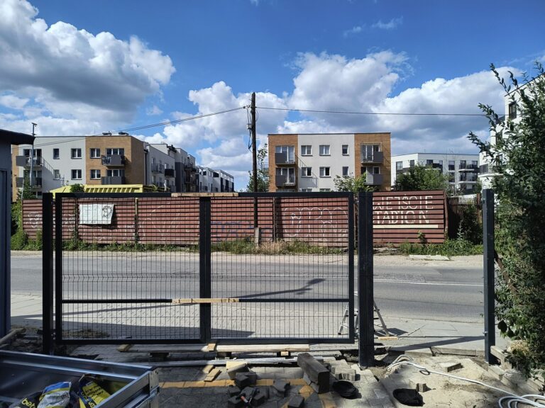 Brama wjazdowa z automatyką — realizacja Proeldom, Kraków