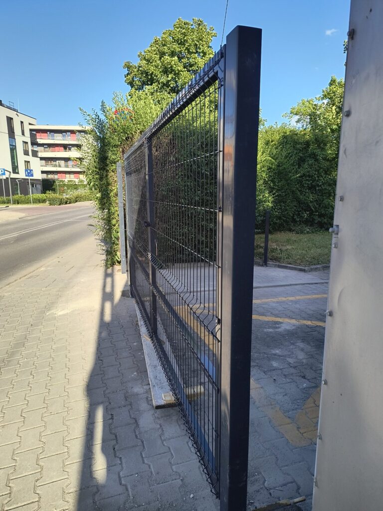 Brama wjazdowa z automatyką — realizacja Proeldom, Kraków