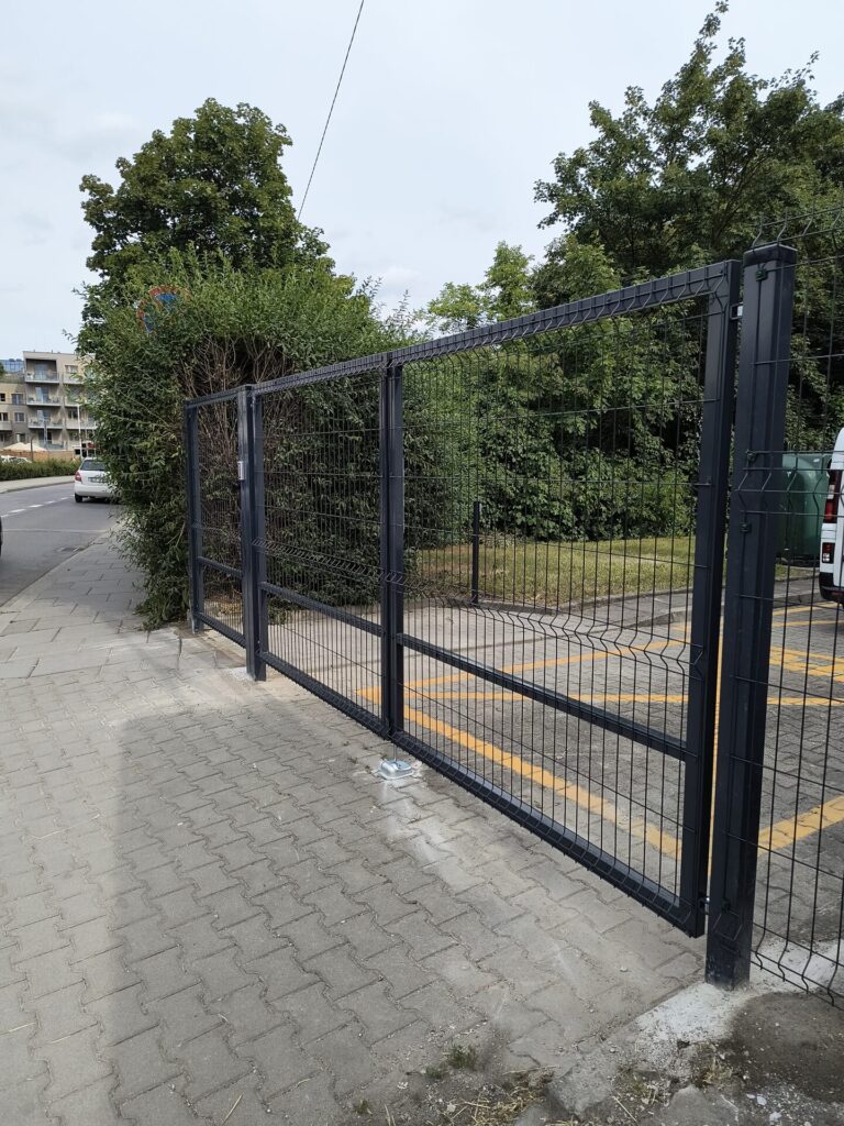 Brama wjazdowa z automatyką — realizacja Proeldom, Kraków