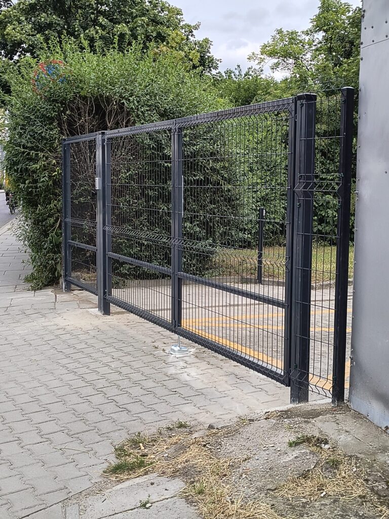 Brama wjazdowa z automatyką — realizacja Proeldom, Kraków