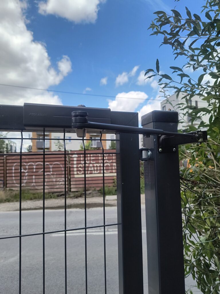 Brama wjazdowa z automatyką — realizacja Proeldom, Kraków