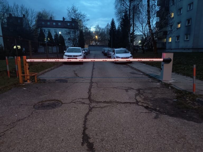 Szlaban automatyczny osiedlowy z kontrolą dostępu — realizacja Proeldom, Kraków