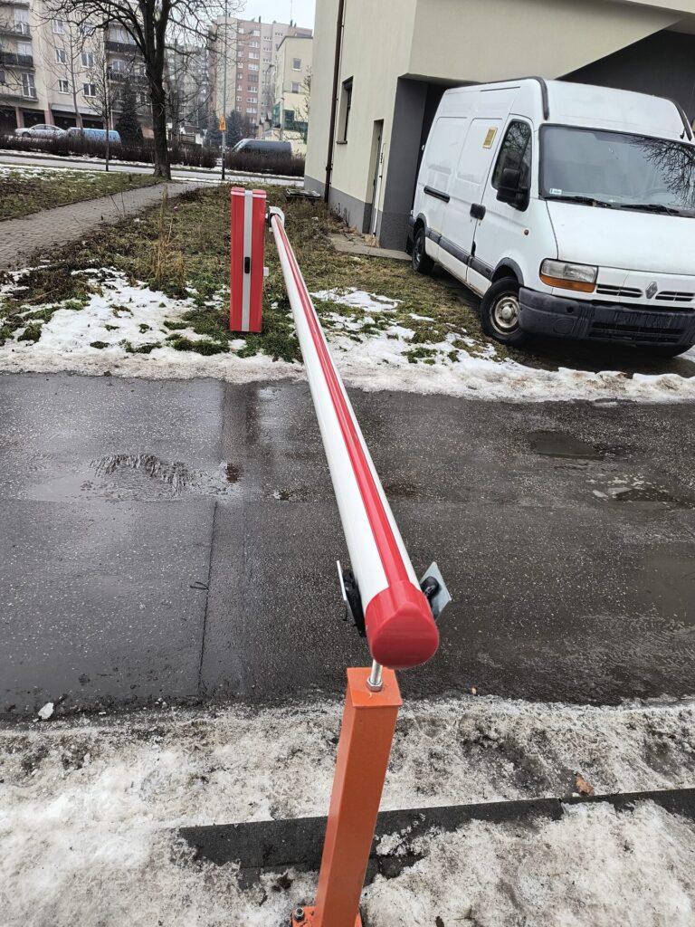 Szlaban automatyczny osiedlowy z kontrolą dostępu — realizacja Proeldom, Kraków