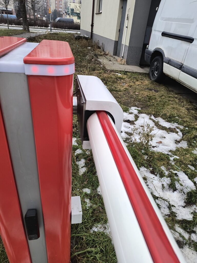 Szlaban automatyczny osiedlowy z kontrolą dostępu — realizacja Proeldom, Kraków