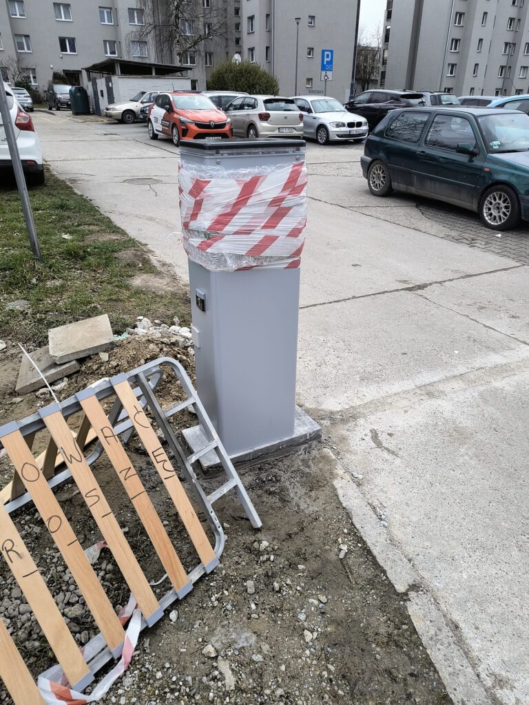 Szlaban automatyczny osiedlowy z kontrolą dostępu — realizacja Proeldom, Kraków