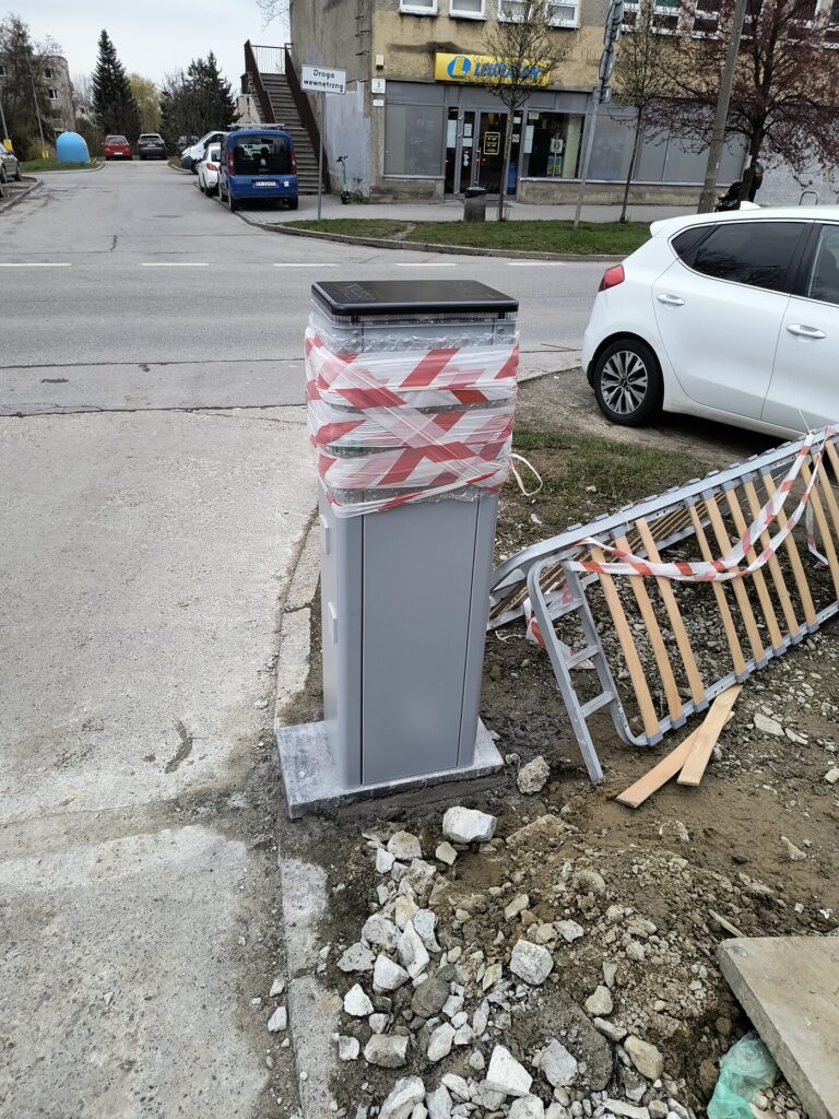 Szlaban automatyczny osiedlowy z kontrolą dostępu — realizacja Proeldom, Kraków