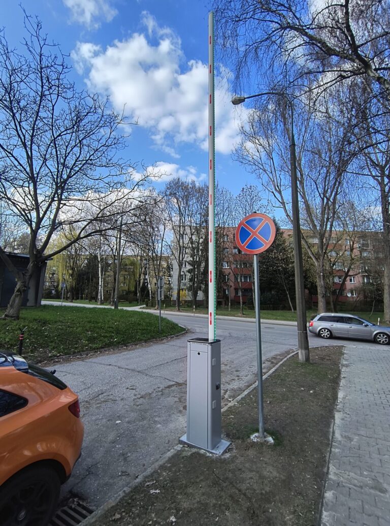 Szlaban automatyczny osiedlowy z kontrolą dostępu — realizacja Proeldom, Kraków