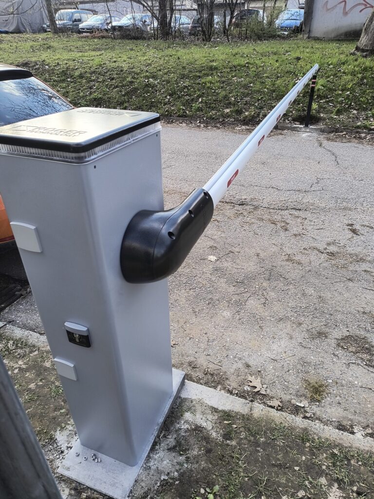 Szlaban automatyczny osiedlowy z kontrolą dostępu — realizacja Proeldom, Kraków