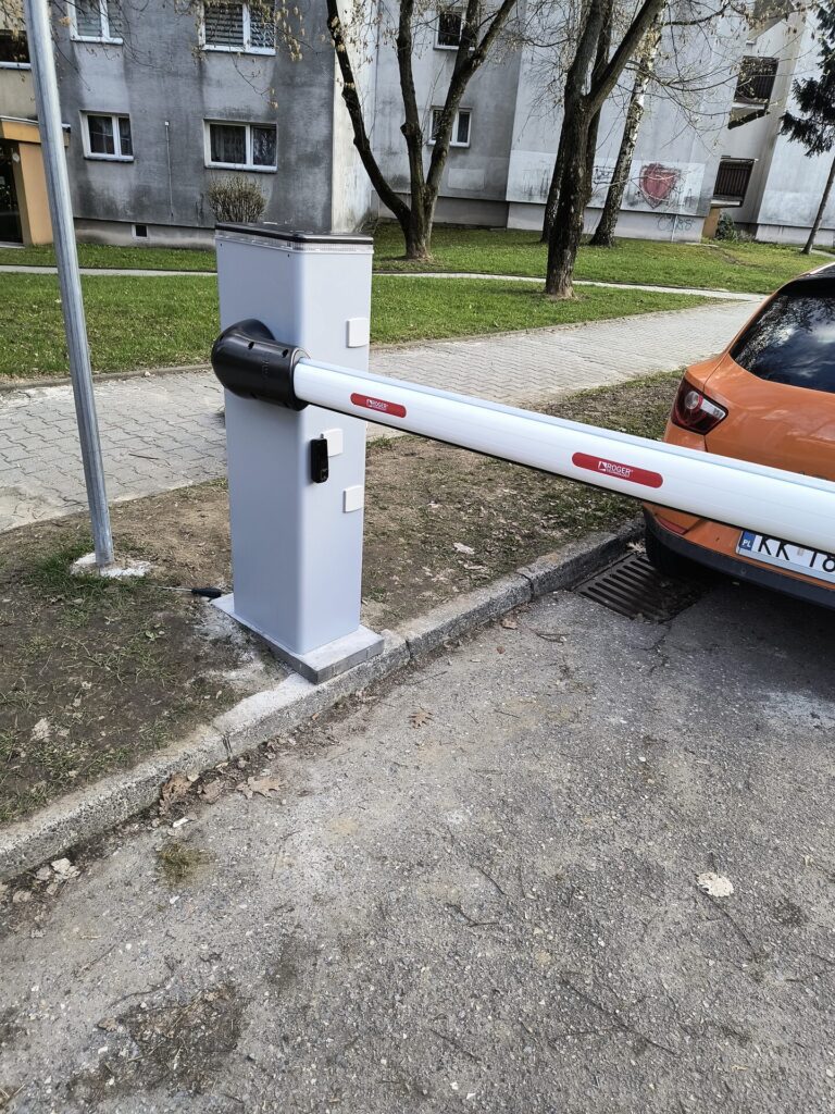 Szlaban automatyczny osiedlowy z kontrolą dostępu — realizacja Proeldom, Kraków