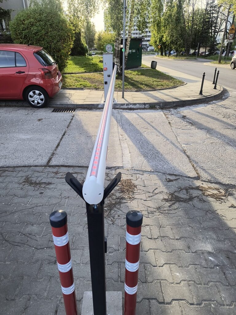 Szlaban automatyczny osiedlowy z kontrolą dostępu — realizacja Proeldom, Kraków
