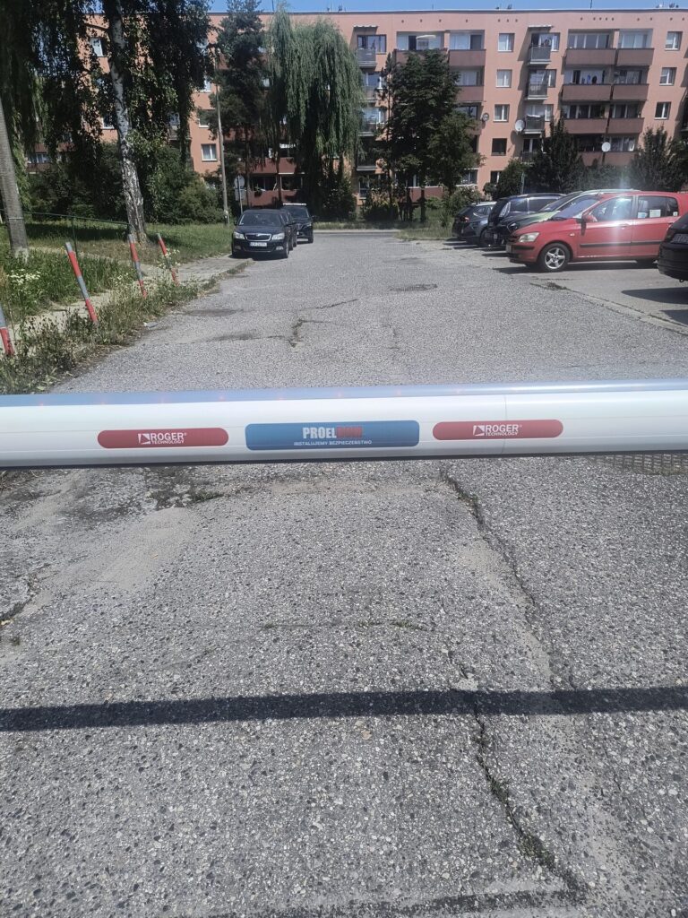 Szlaban automatyczny osiedlowy z kontrolą dostępu — realizacja Proeldom, Kraków