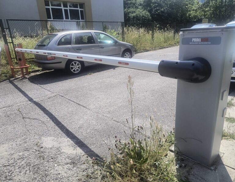 Szlaban automatyczny osiedlowy z kontrolą dostępu — realizacja Proeldom, Kraków