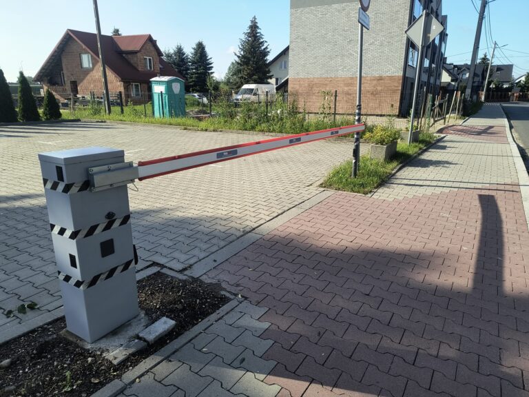 Szlaban automatyczny osiedlowy z kontrolą dostępu — realizacja Proeldom, Kraków