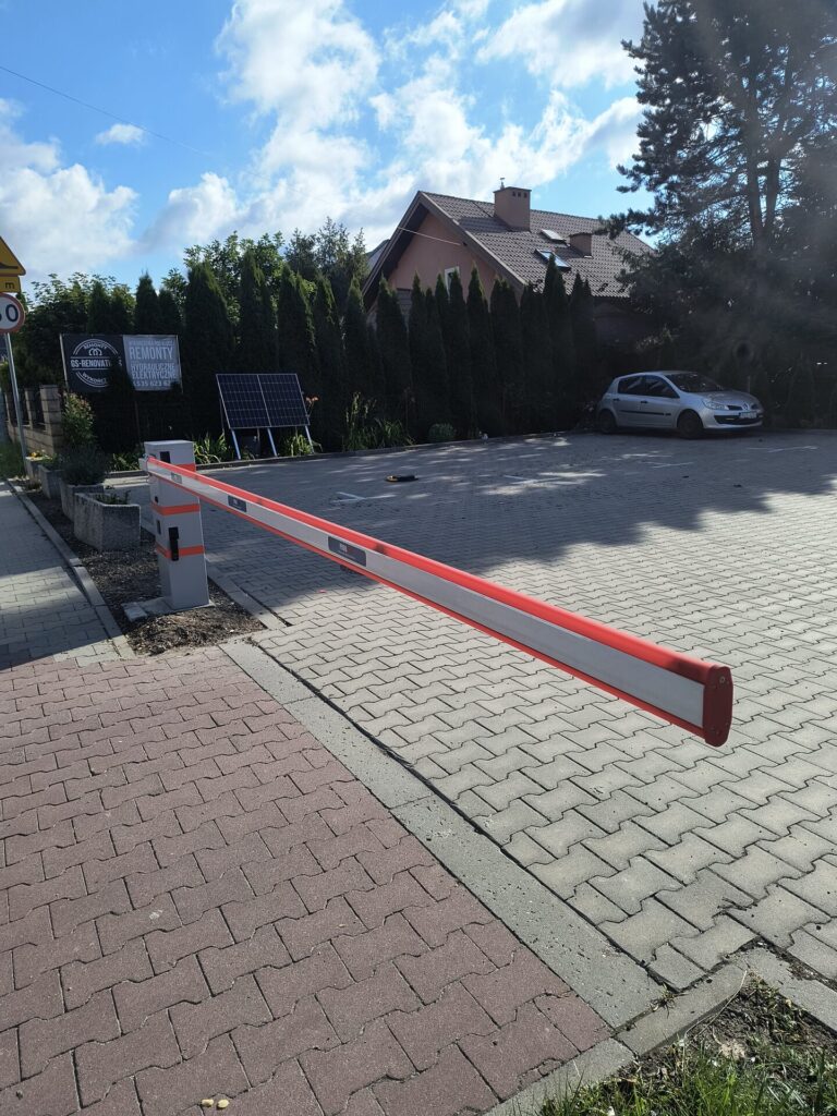 Szlaban automatyczny osiedlowy z kontrolą dostępu — realizacja Proeldom, Kraków