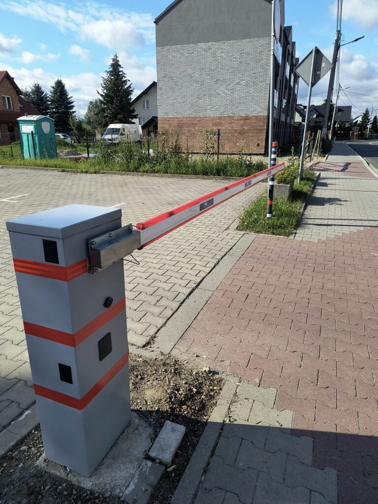 Szlaban automatyczny osiedlowy z kontrolą dostępu — realizacja Proeldom, Kraków