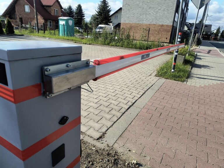 Szlaban automatyczny osiedlowy z kontrolą dostępu — realizacja Proeldom, Kraków
