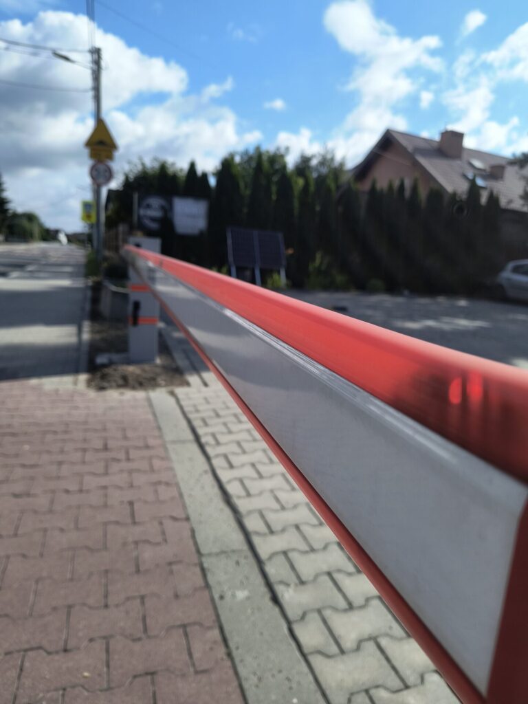 Szlaban automatyczny osiedlowy z kontrolą dostępu — realizacja Proeldom, Kraków