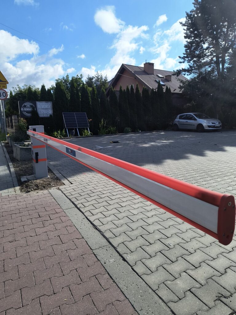 Szlaban automatyczny osiedlowy z kontrolą dostępu — realizacja Proeldom, Kraków
