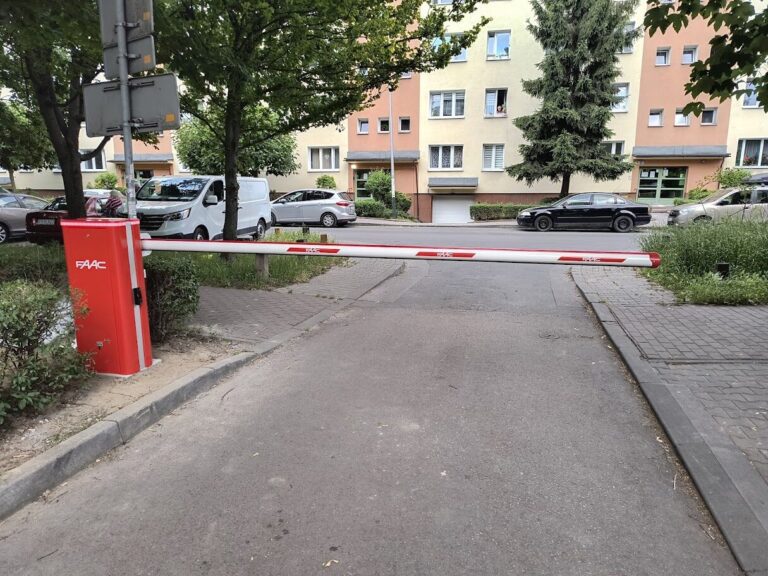Szlaban automatyczny osiedlowy z kontrolą dostępu — realizacja Proeldom, Kraków